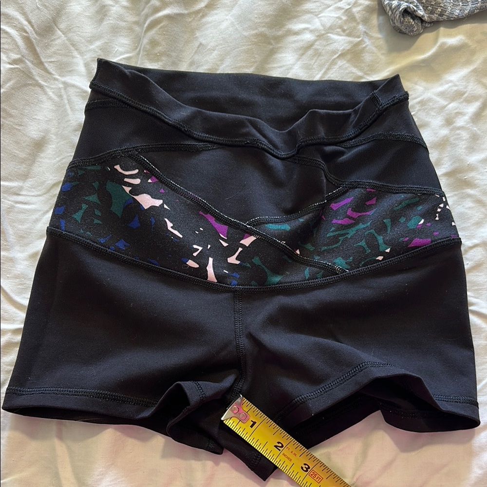 Lululemon Reversible Micro Shorts Size 4 - Picture 5 of 6